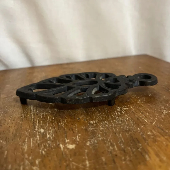 Vintage Wilton Cast Iron Black Trivet 5” Footed 1950s Cabin Kitchen Hanging Deco - Picture 3 of 6